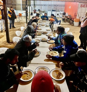 Ante el intenso frío, 16 personas vulnerables recibieron abrigo y alimentos en albergue de la Costanera - .::Agencia IP::.