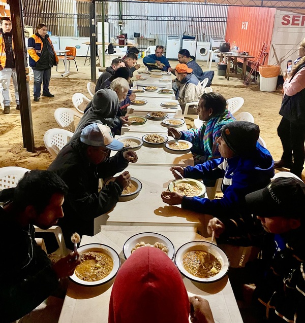 Ante el intenso frío, 16 personas vulnerables recibieron abrigo y alimentos en albergue de la Costanera - .::Agencia IP::.