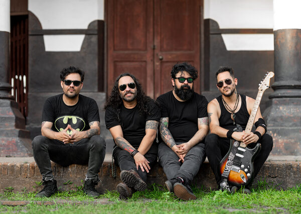 Salamandra suma su música a la pasión del fútbol en la «Hinchada Albirroja» • PARAGUAY TV