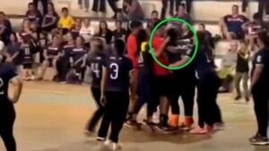 Dos mamás se agarraron de los pelos en torneo escolar