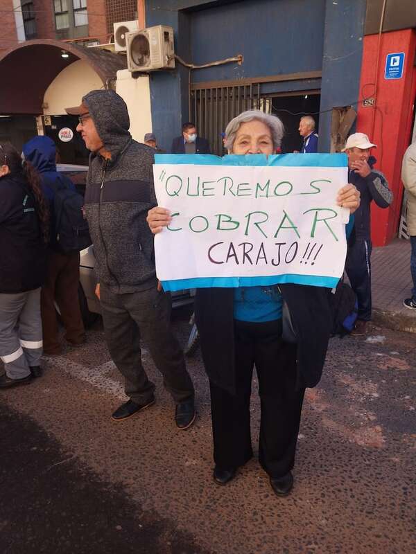 Jubilados cuestionan que responsables del desfalco sigan al frente de la Caja - Nacionales - ABC Color