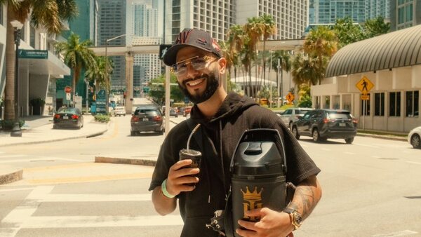 Influencer se pasea en Miami tras escrache por supuesto sorteo trucho