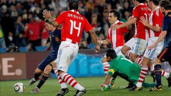España, con colaboración del árbitro, sobrevive a Paraguay y está en semifinales