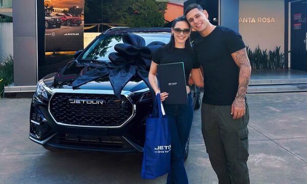 Esposa influencer de pelotero, retiró para su camionetaza gracias a su laburo he’i
