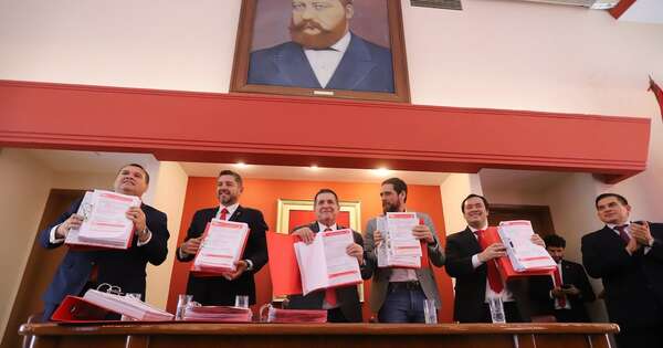 La Nación / Cartes recibe a dirigentes de Villeta y celebra récord de afiliaciones al Partido Colorado
