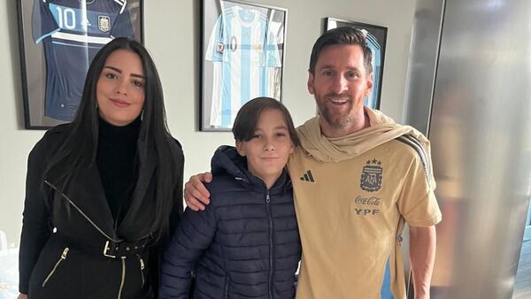 Paraguayos entregan obsequio bañado en oro a Messi, en Ezeiza
