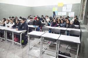 MEC impone modelo de pupitres chinos hasta para escritorios de maestros - Nacionales - ABC Color