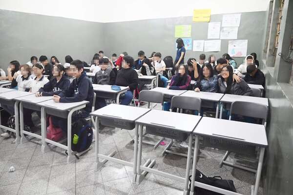 MEC impone modelo de pupitres chinos hasta para escritorios de maestros - Nacionales - ABC Color
