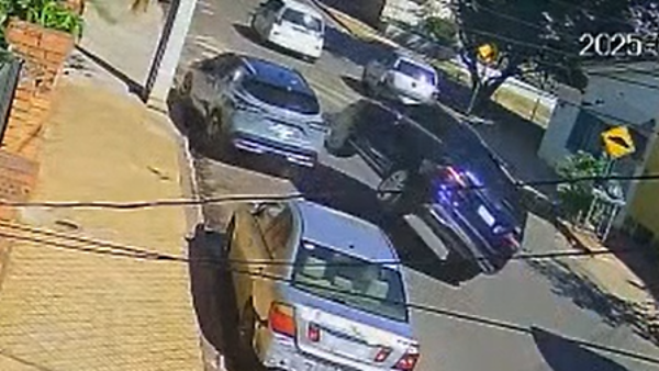 Video: Así fue el accidente de la camioneta que trepó sobre otra que estaba estacionada