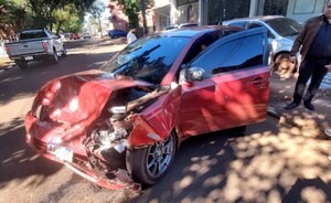 Violento choque deja una conductora lesionada