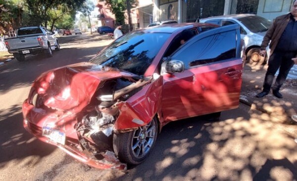 Violento choque deja una conductora lesionada