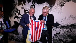 Intercambio de presentes entre Ancelotti y Alfaro