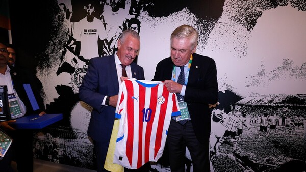 Intercambio de presentes entre Ancelotti y Alfaro