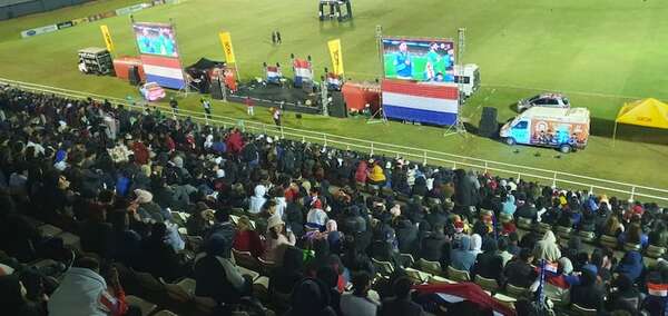 Fiebre albirroja en el Este: miles de hinchas apoyan a la Selección a través de pantallas gigantes - ABC en el Este - ABC Color