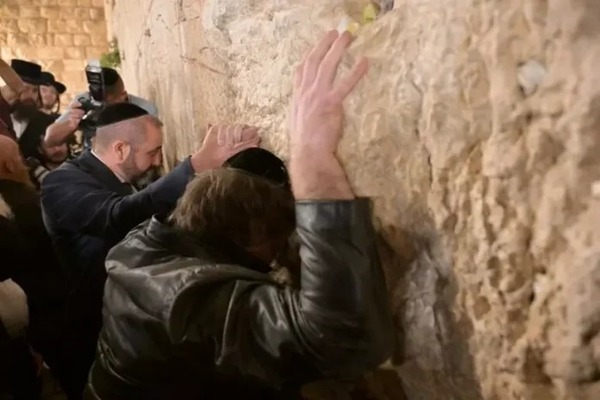Milei llegó a Israel y fue a rezar al Muro de los Lamentos - ADN Digital