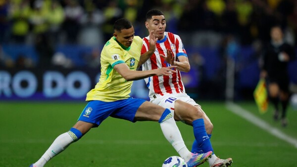 Brasil golpea al final del primer tiempo