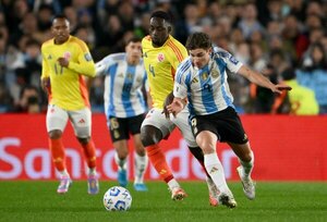 Versus / Argentina salva el empate ante Colombia