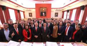 La Nación / Dirigentes de Ñeembucú entregan 3.000 solicitudes de afiliación
