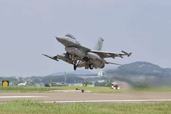 Taiwán confía en recibir más de diez cazas F-16 procedentes de EE. UU. en 2025 - Mundo - ABC Color