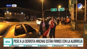 Pese a la derrota hinchas están firmes con la Albirroja