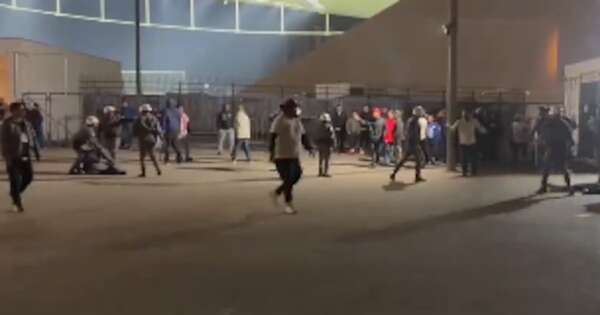 La Nación / Hinchas paraguayos fueron duramente reprimidos en Brasil