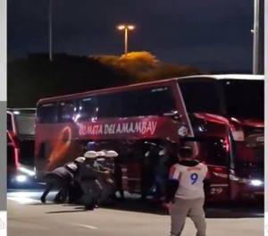 Bochornoso: policía brasilera se metió hasta los micros a pegarle a hinchas paraguayos