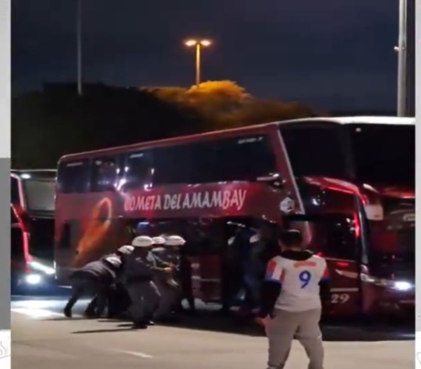 Bochornoso: policía brasilera se metió hasta los micros a pegarle a hinchas paraguayos