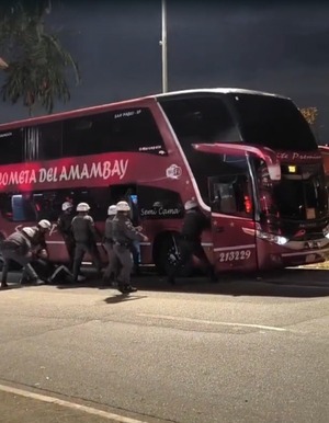 Brutal represión de policías brasileños a hinchas de la Albirroja - trece