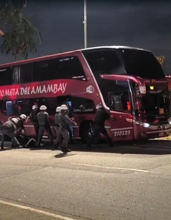 Brutal represión de policías brasileños a hinchas de la Albirroja - trece