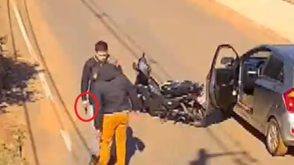 Video: Tras roce de una moto, le siguió, intentó atropellarle y le amenazó con un arma