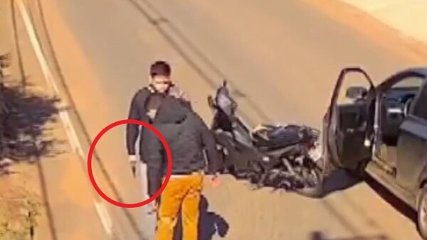 Luque: Conductor de un auto amenazó a un motoca tras roce