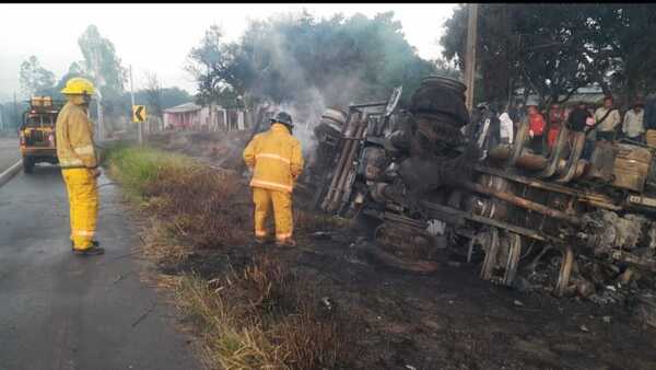 Un camión cisterna vuelca y su conductor muere calcinado en Curuguaty