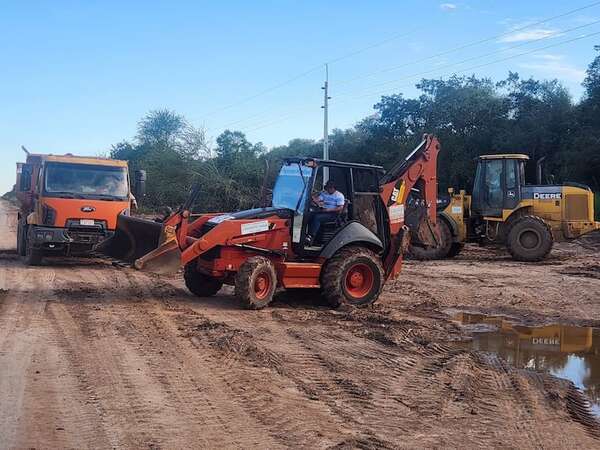 Se suma más maquinaria a la tarea de reparar caminos en Alto Paraguay - Noticias del Chaco - ABC Color