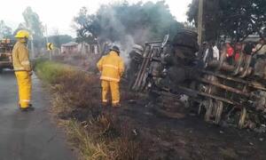 Un camión cisterna vuelca y su conductor muere calcinado en Curuguaty – Prensa 5