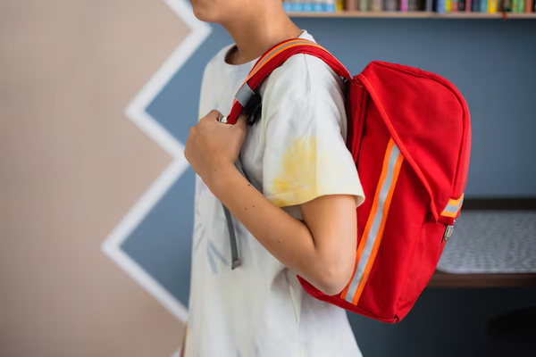 Adolescente se infiltra en colegio para intimidar a su exnovia - Noticiero Paraguay