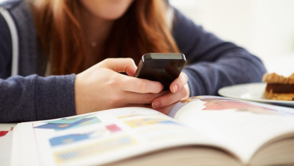 Adolescente se metió al cole vestido como alumno para amenazar a una estudiante