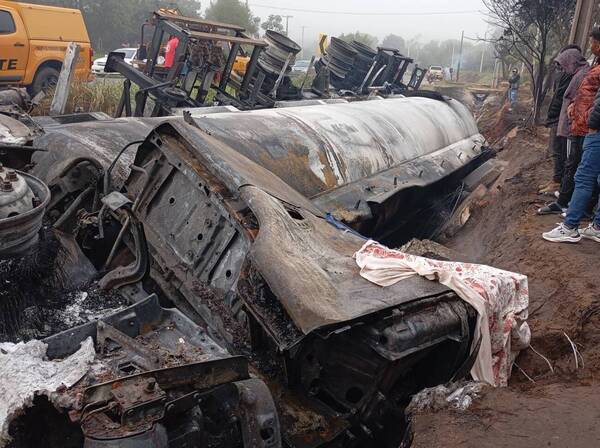 Fatal explosión de un camión con combustible: una persona no pudo escapar a tiempo del infierno