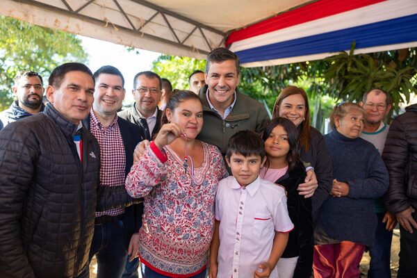 Gobierno entregó viviendas dignas a 87 familias de Capiatá y Villeta - .::Agencia IP::.