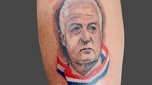 El cazador de utopías en la piel: Se tatuó el rostro de Gustavo Alfaro con el renacer de la Albirroja