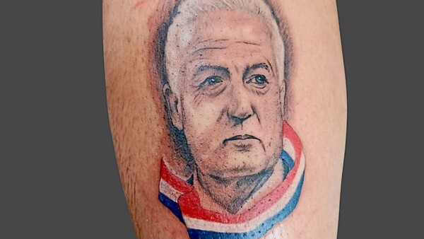El cazador de utopías en la piel: Se tatuó el rostro de Gustavo Alfaro con el renacer de la Albirroja