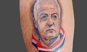 El cazador de utopías en la piel: Se tatuó el rostro de Gustavo Alfaro con el renacer de la Albirroja – Prensa 5