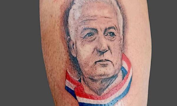 El cazador de utopías en la piel: Se tatuó el rostro de Gustavo Alfaro con el renacer de la Albirroja – Prensa 5