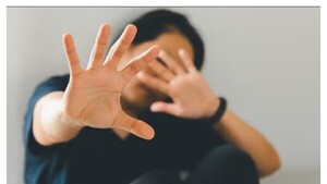 Violenta reacción de un director al ver a su hija con un alumno