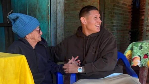 Juan Cáceres conmueve con su visita a su abuela en San Pedro