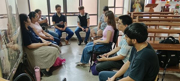 El Ministerio Águilas de Jesús evangeliza entre jóvenes universitarios en Paraguay pese a dificultades