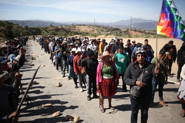 Bolivia: Arce ordena desbloquear carreteras y Evo advierte “rebelión”