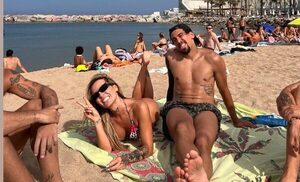 “Xico” Da Costa y su novia pelan cuero en playas del mar Mediterráneo