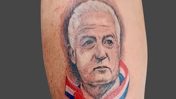 "Es un buen señor": Hincha de la Albirroja lleva a Alfaro en la piel