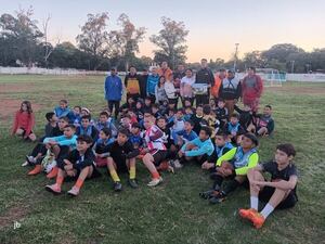 Rodrigo Morínigo vuelve a sus raíces en Lambaré y motiva a los futuros talentos - Fútbol - ABC Color