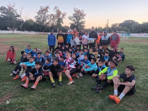 Rodrigo Morínigo vuelve a sus raíces en Lambaré y motiva a los futuros talentos - Fútbol - ABC Color